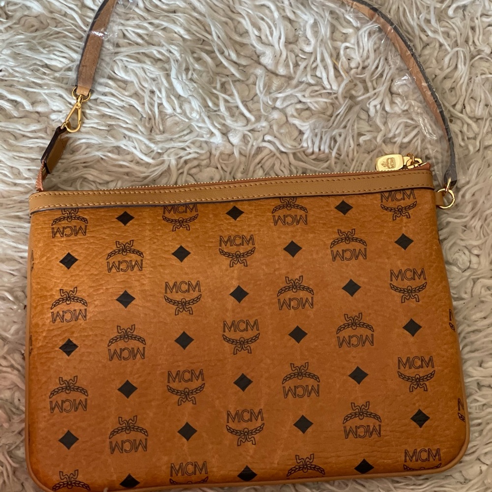 Brand new mcm pouch never worn !!!!